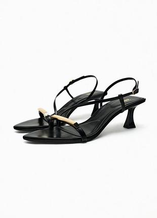 Туфли босоножки черные на каблуке на застежке zara