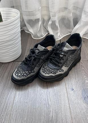 Кроссовки кожаные на танкетке