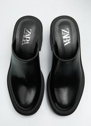 Актуальные черные клоги zara
