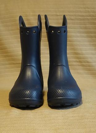 Чудесные фирменные сапожки темно-синего цвета  crocs сша j 2 р.( 21 см.)