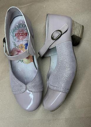 Нюдові туфлі на липучці у стилі мері джейн brako