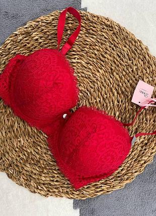 Красивый красный бюст от boux
