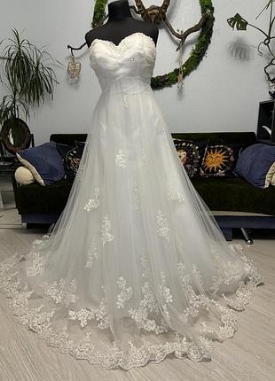Весельное платье со шлейфом