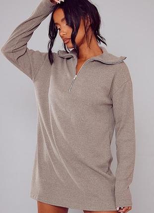 Платье-джемпер цвета хаки с высоким вырезом и полузастежкой
