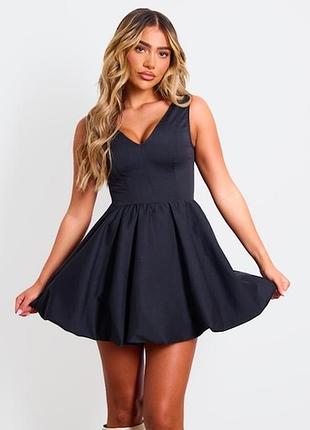 Чорна  міні-сукня з v-подібним вирізом