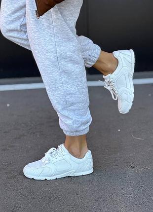 Женские кроссовки очень качественный материал очень удобны в носке красиво сидят на ноге стильные