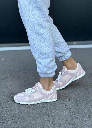 Женские кроссовки очень качественный материал очень удобны в носке красиво сидят на ноге стильные