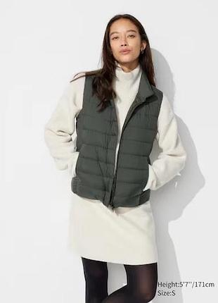 Жилетка uniqlo темно-зелена на пуху ultra light down vest