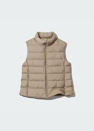 Жилетка uniqlo бежева на пуху ultra light down vest