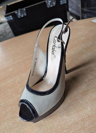 Босоножки кожаные на платформе.
новые. распродажа последняя пара.