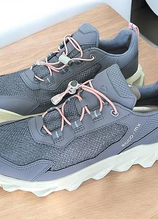 Кросівки фірмові