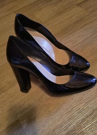 Лаковые туфли