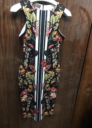 Красивое яркое платье р s