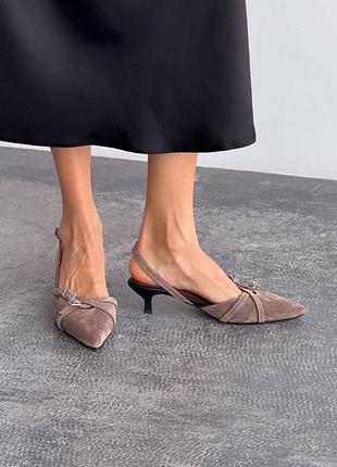 Коричневые натуральные замшевые туфли босоножки с острым носом открытой пяткой с ремешком пряжками на маленькой низкой шпильке замша