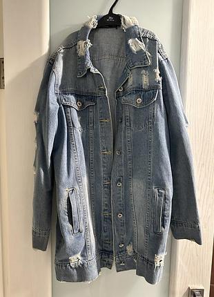 Подовжена джинсова куртка з дірками