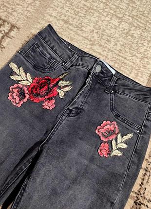 Стильні джинси на дівчину підлітка