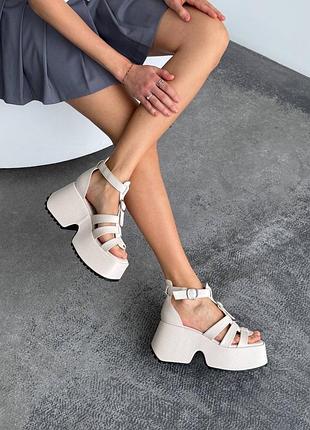Бежевые кожаные босоножки на высокой массивной подошве платформе с ремешком ремешками8 фото