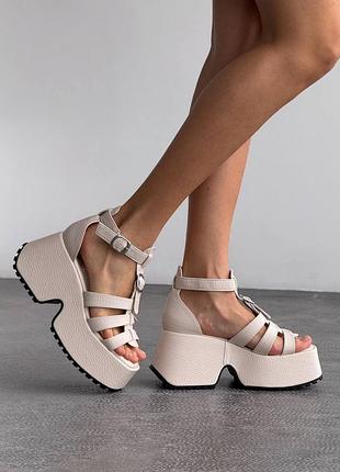 Бежевые кожаные босоножки на высокой массивной подошве платформе с ремешком ремешками10 фото