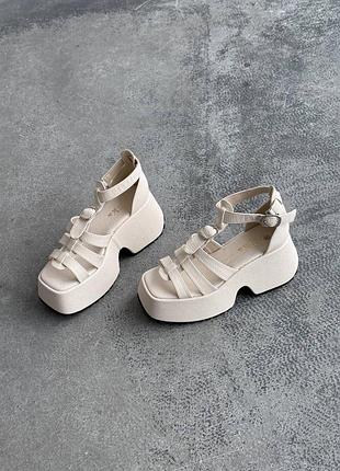 Бежевые кожаные босоножки на высокой массивной подошве платформе с ремешком ремешками2 фото