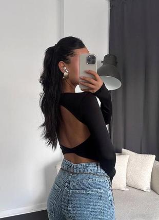 Жіночий укорочений лонгслів з відкритою спиною та довгими рукавами