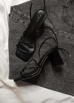 Босоножки трендовые черные с переплетами prettylittlething