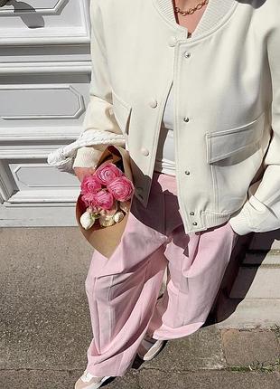 Класний білий бомбер zara