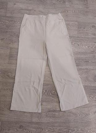 Женские брюки из фактурного трикотажа.