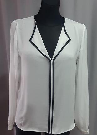 Блузка белая с черным кантом mango