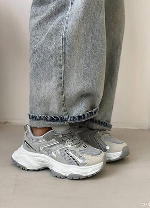 Кросівки жіночі