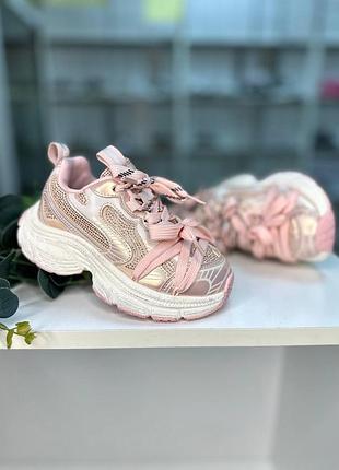 Кросівки жіночі