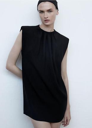 Стильное короткое платье zara с подплечниками