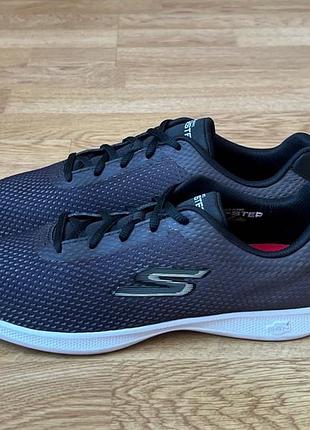 Кроссовки skechers 39 размера в состоянии новых