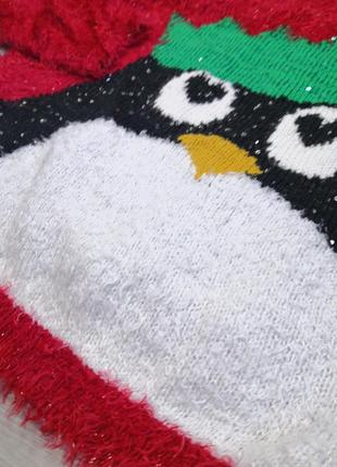Красный праздничный свитер травка с пайетками с пингвином2 фото