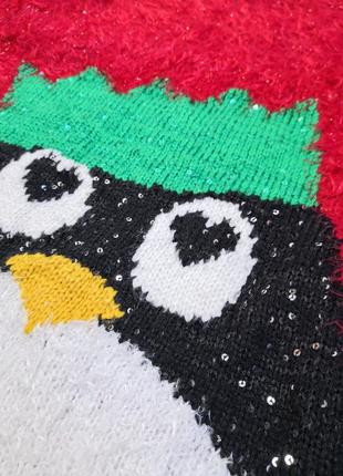 Красный праздничный свитер травка с пайетками с пингвином5 фото