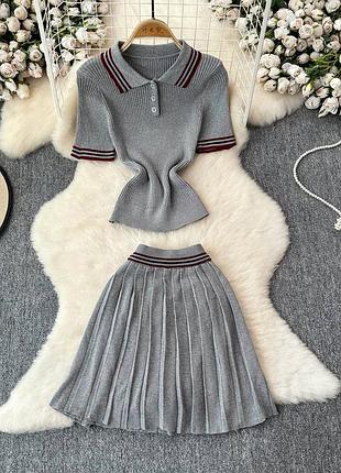Трендовый женский вязаный комплект: поло и плиссированная юбка с акцентными полосками😻