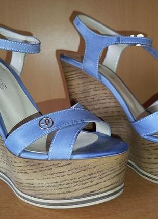 Босоніжки блакитного кольору