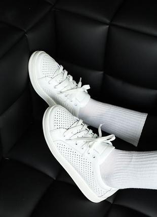 Летние белые кеды из натуральной кожи с перфорацией