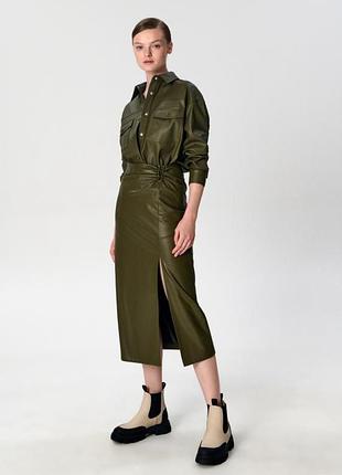 Цікава жіноча оливкова хакі шкіряна спідниця міді з розрізом та цікавою вставкою sinsay