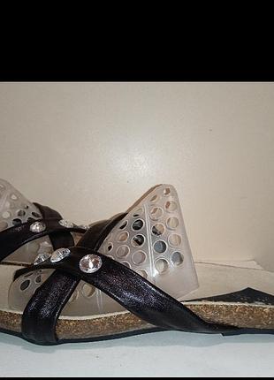 Фирменные кожаные шлепки pguaesito.