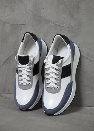 Белые кроссовки с замшевой вставкой