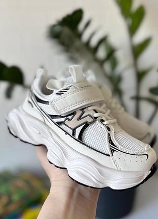 Бомбезні кросівки світлі на літо