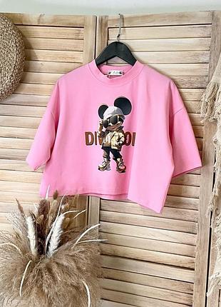 Укороченная футболка с трендовым принтом