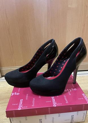 Жіночі туфлі з штучної замші