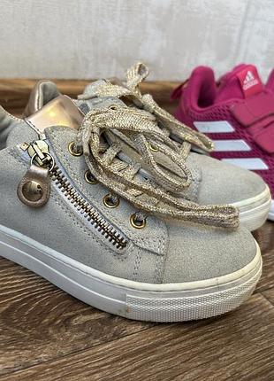 Кроссовки и слипоты adidas