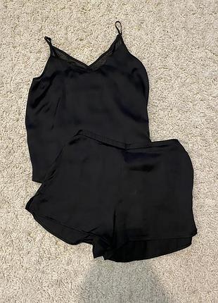 Атласная черная пижама