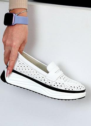 М'які білі шкіряні мокасини з великою фігурною перфорацією на літо 24001