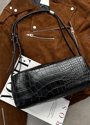 Черная сумка багет в анималистичный принт