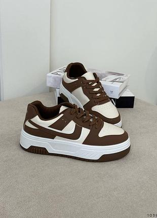 Класні жіночі кросівки