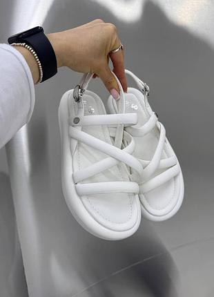 Босоніжки жіночі відкриті на вузьку ніжку, сандалі з переплетенням, на плоскій підошві, білі