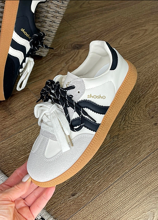 Стильные кроссовки